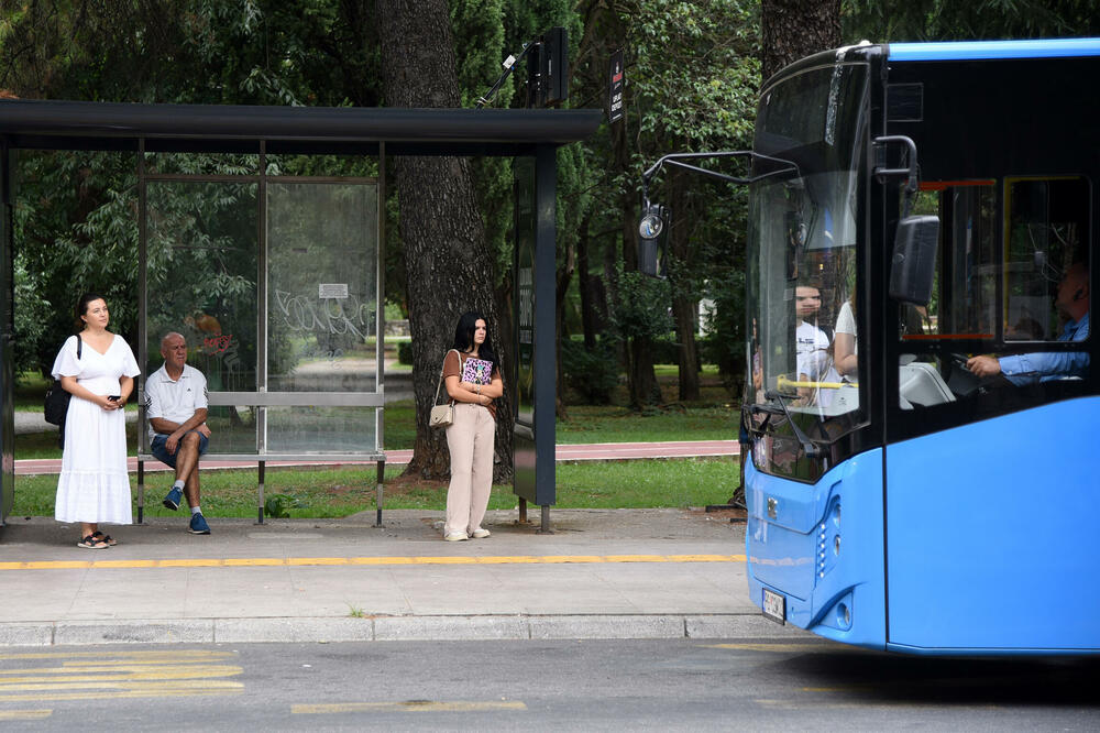 Podgorica: 7.000 besplatnih mjesečnih karata za autobuski prevoz đaka, Putevi preuzeli najveći broj linija