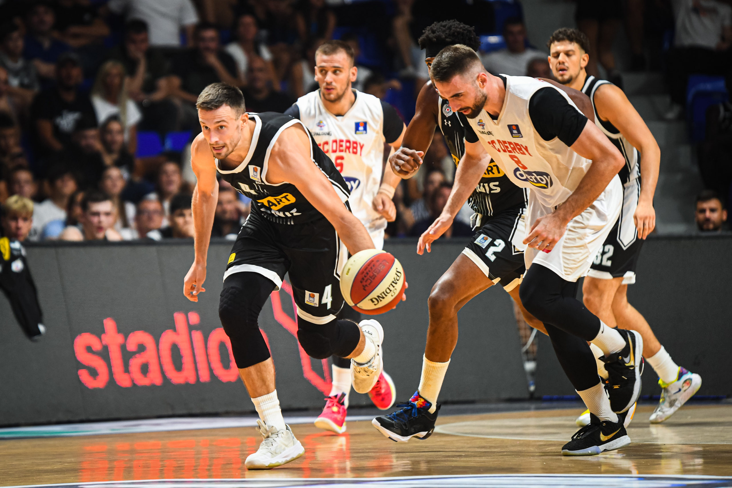 Mega probila led, Partizan mora da ustane