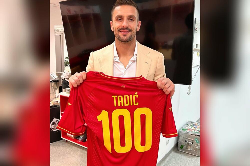 Tadić od Fudbalskog saveza Crne Gore dobio na poklon dres sa brojem 100
