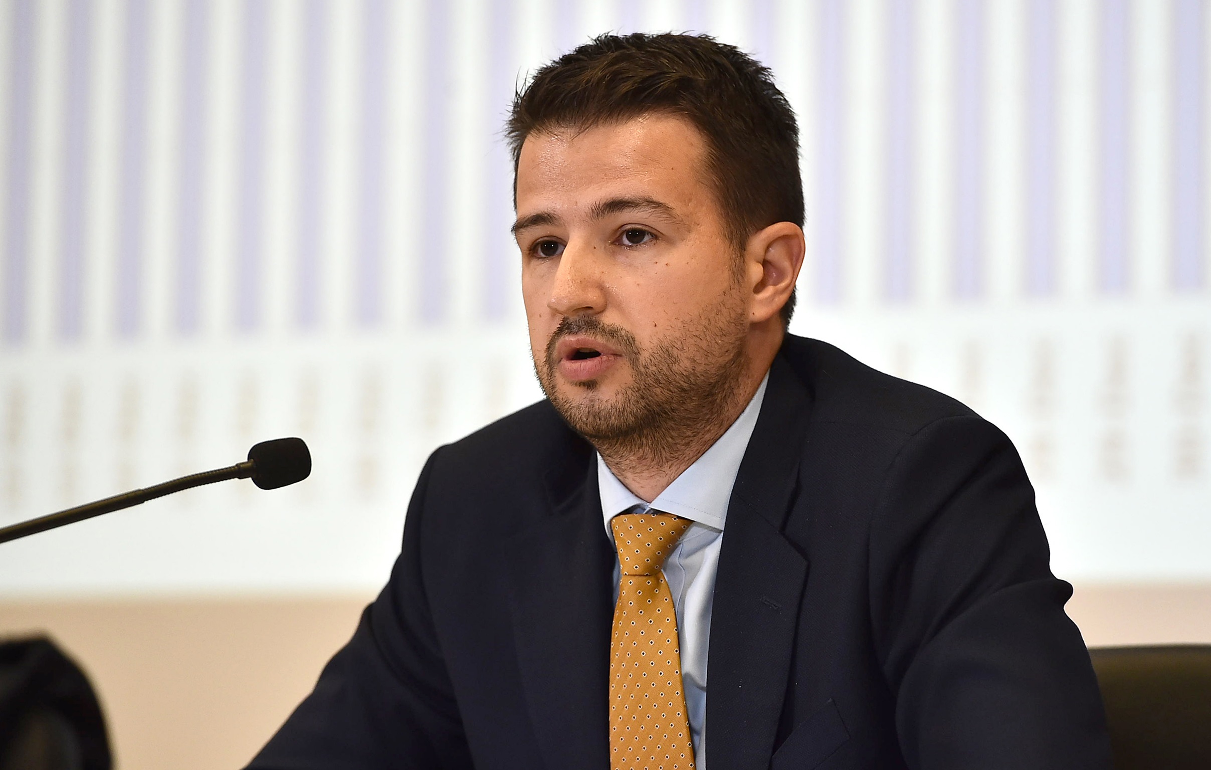 UZIMA LI JAKOV STVAR U SVOJE RUKE