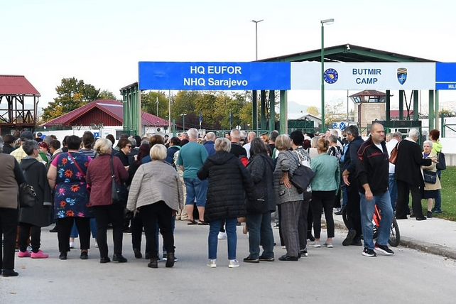 Protest bivših službenika NATO-a i EUFOR-a ispred vojne baze u Sarajevu: Traže zarađene pare od kolonizatora
