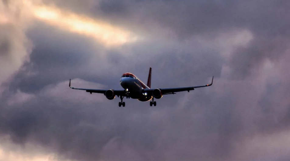 Drama na nebu iznad Crne Gore: Avion sinoć nije mogao da sleti usled nevremena, „kružili“ i do Tirane prije slijetanja na podgorički aerodrom
