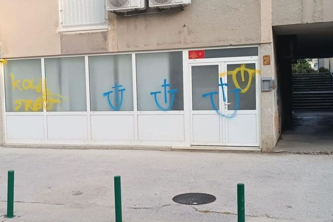 Hrvati „napali“ Društvo Crnogoraca u Splitu: Ustaški simboli iscrtani na prostorijama uz jezivu poruku – „Kolji Srbe“!