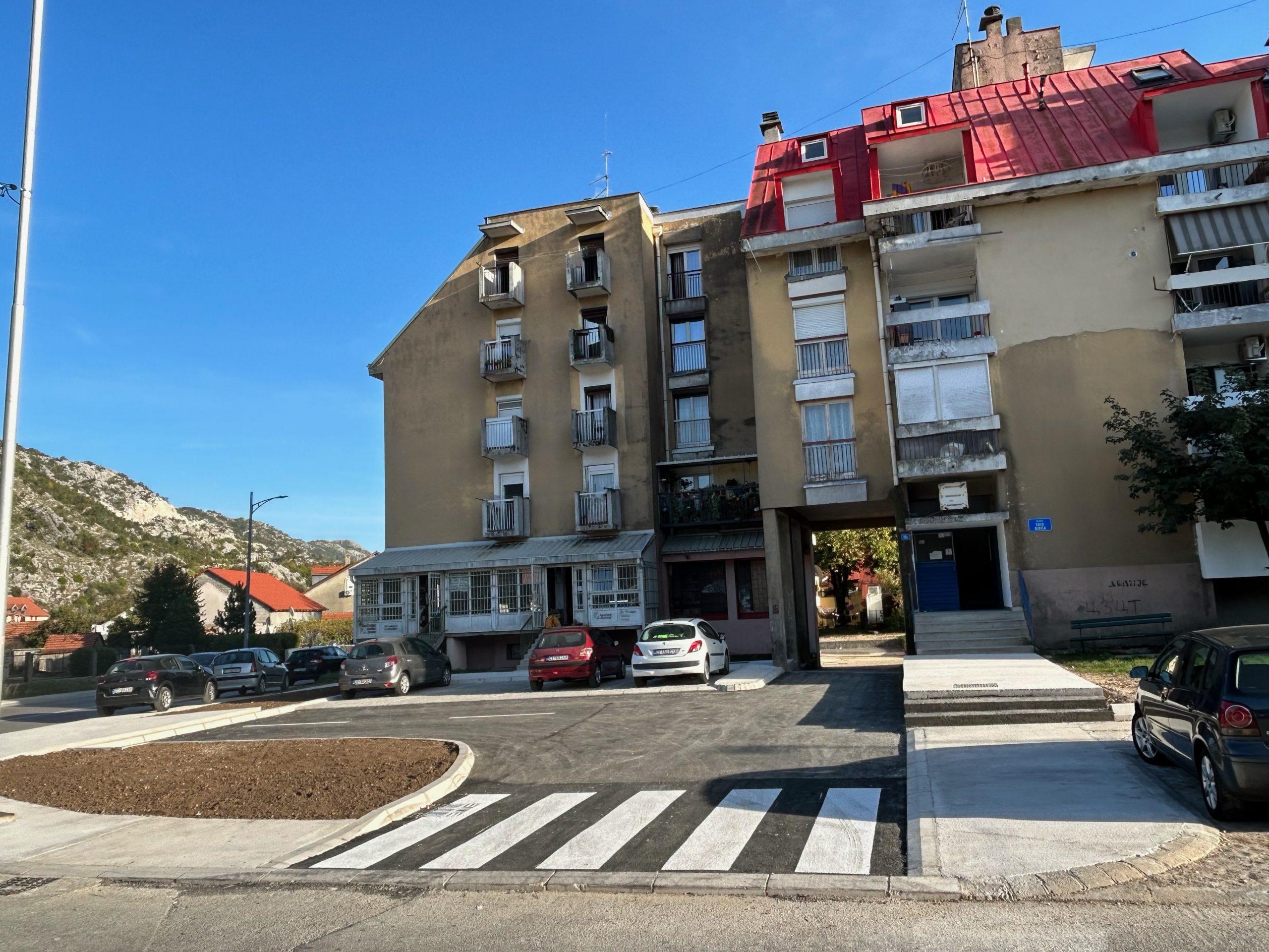 Završeno uređenje parking prostora ispred zgrade „Crvenkapa“