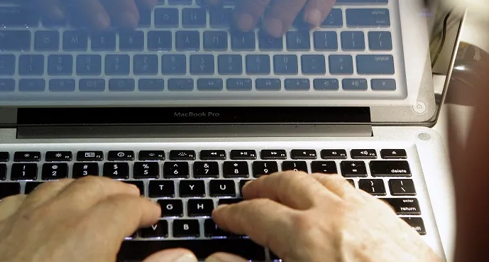 Prijava zbog dječije pornografije: Dvadesetšestogodišnjak duži vremenski period slikao i koristio dijete!