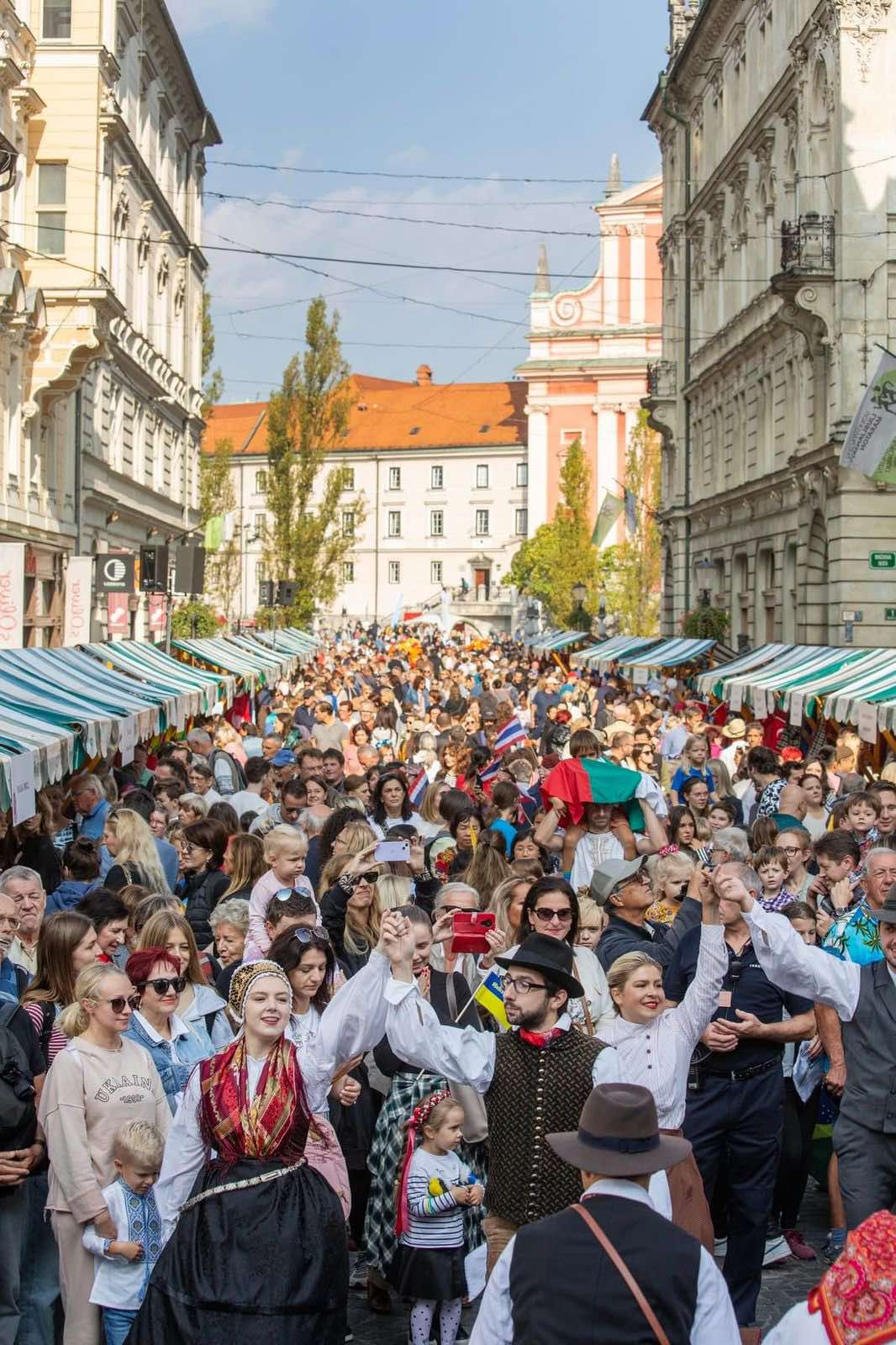 Humanitarni bazar u Ljubljani: Crnogorski pršut i sir privukli veliki broj posjetilaca