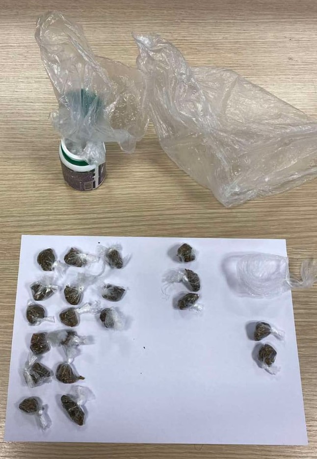 Diler „pao“ u Podgorici: Pronađena marihuana, sveska sa evidencijom i mobilni telefon