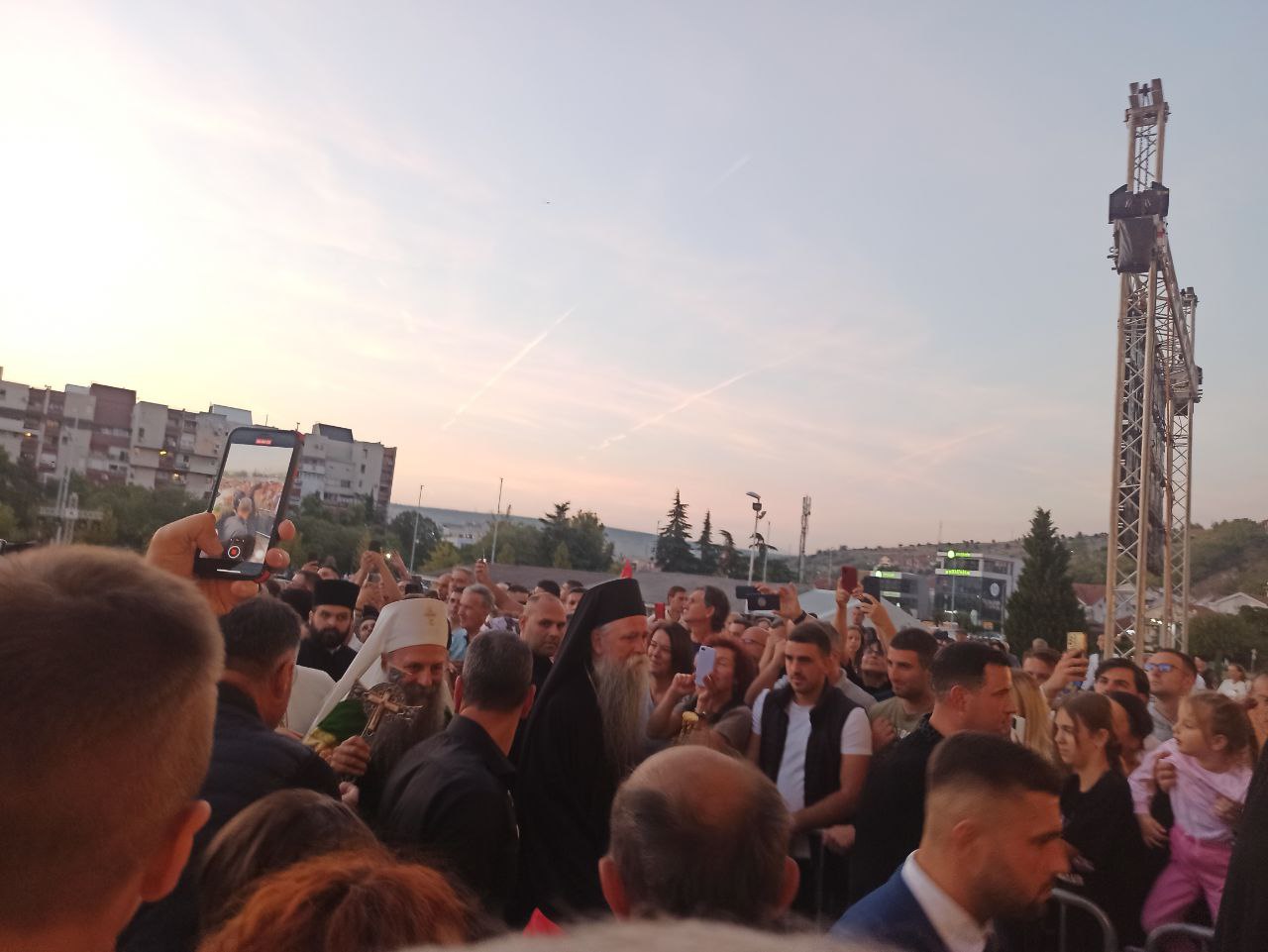 Patrijarh Porfirije svečano dočekan u Podgorici: Samo kada se borimo za mir i dobro drugih, možemo se boriti i za naš mir i dobro (FOTO)