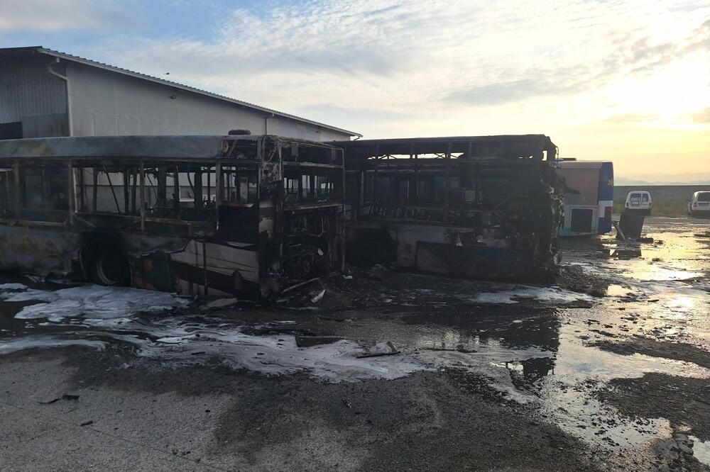 Požaru u Podgorici, dva autobusa potpuno izgorjela