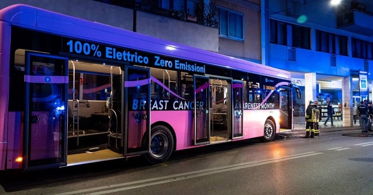Električni autobus u Veneciji sletio s puta pa udario u zgradu, 15 povrijeđenih