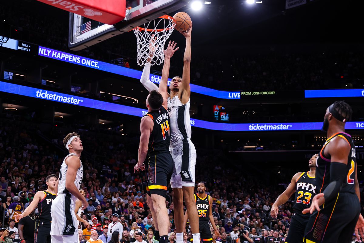 San Antonio savladao Finiks, Džons čovjek odluke