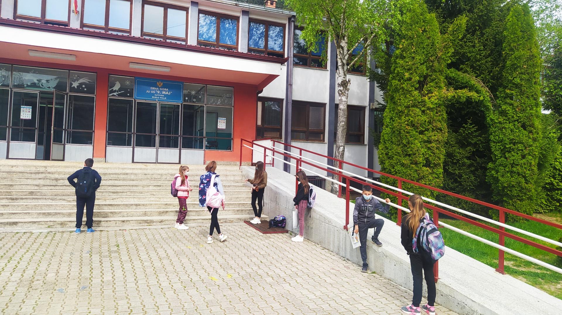 Bijelo Polje: Nastava u OŠ „9. maj“ normalizovana, policajac u dvorištu