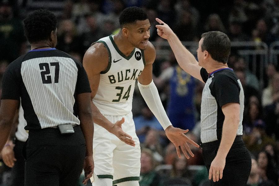 Pobjeda Milvokija, Denver slavio protiv Golden Stejta