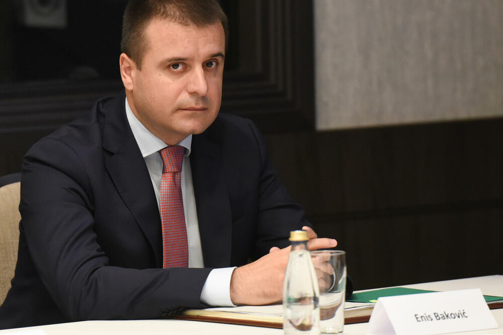 Bakoviću za vikendicu „uskočili“ otac i sestre