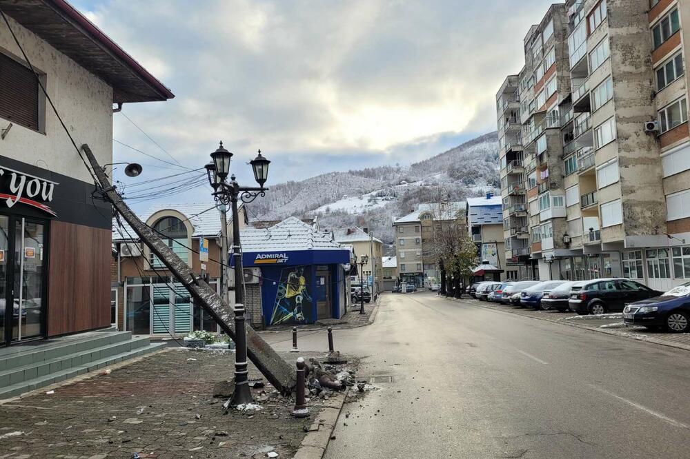 Bijelo Polje: Udarila u stub, on se srušio na obližnji objekat