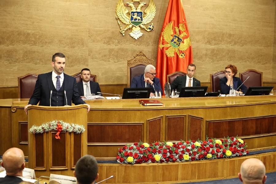 Prionite gospođe i gospodo
