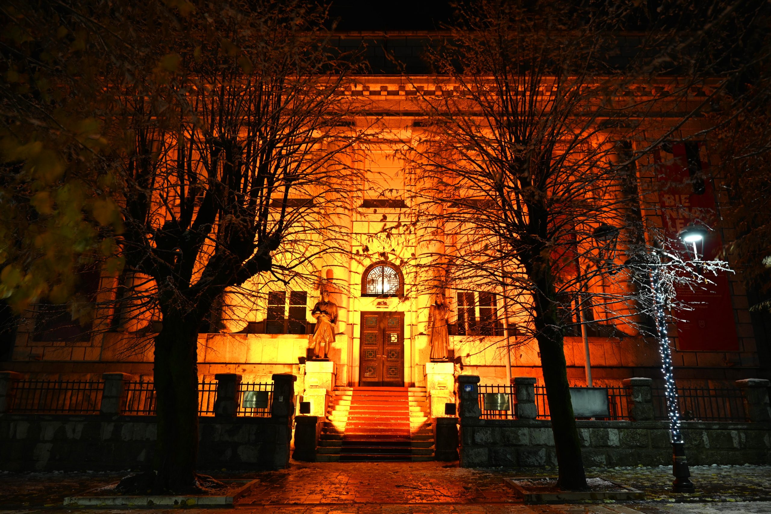 Zgrada Ministarstva kulture u narandžastoj boji povodom Međunarodnog dana borbe protiv nasilja nad ženama