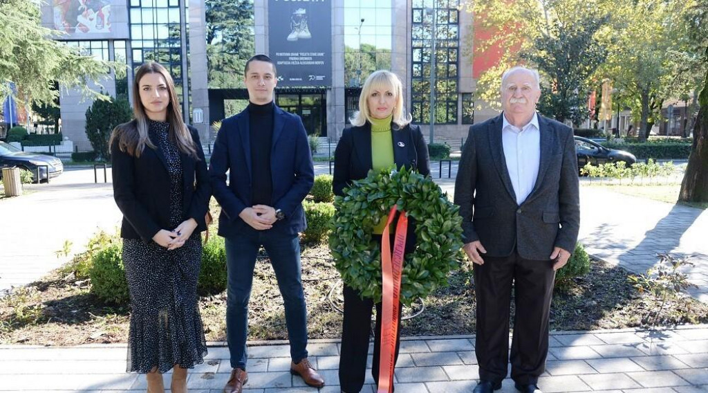 Borovinić Bojović položila vijenac na spomenik Petru II Petroviću Njegošu