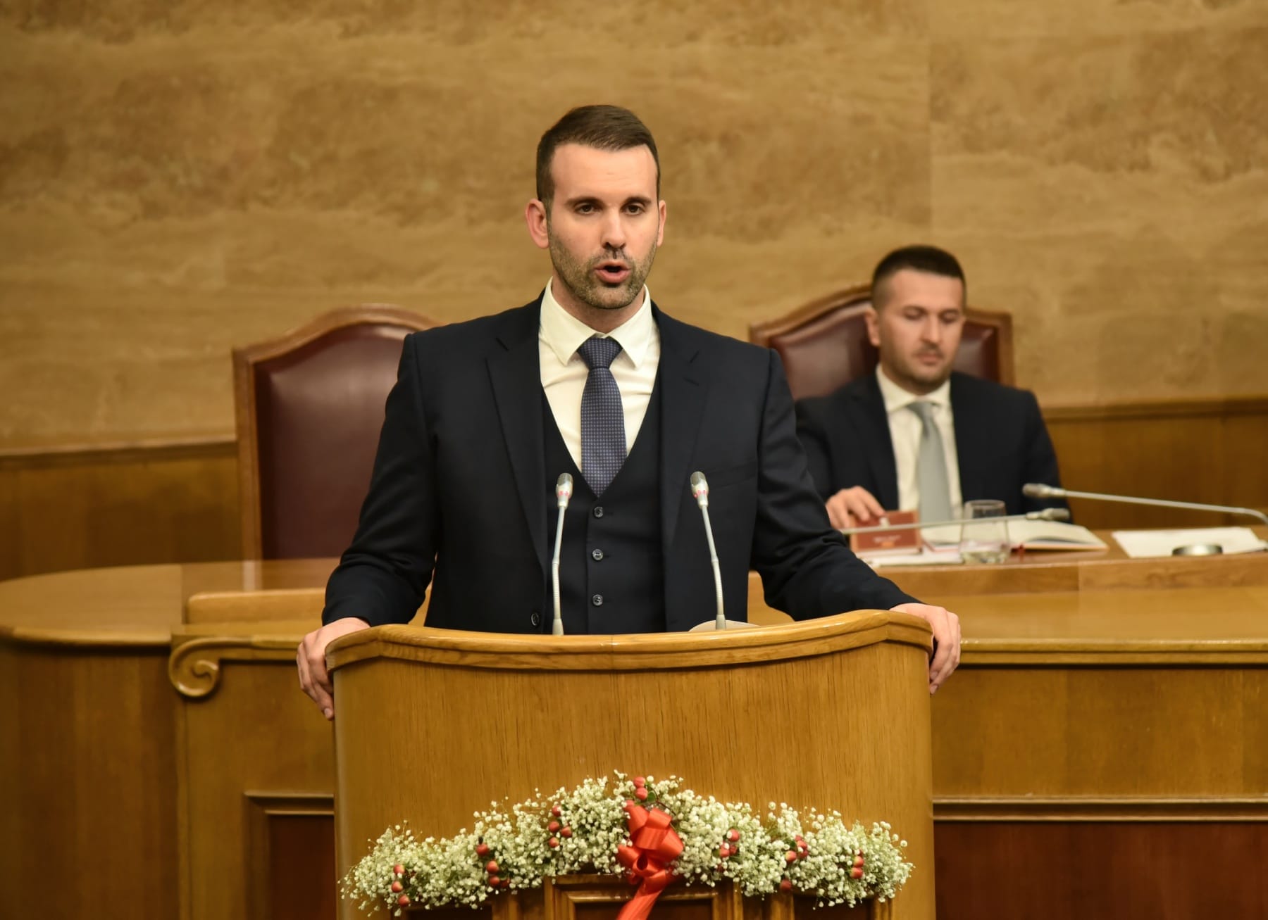 I BI NOĆ I DOBISMO VLADU
