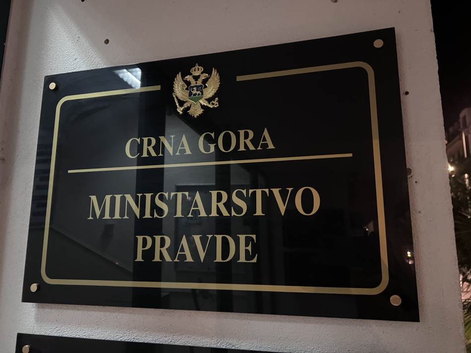 „Izmišljeni ratni zločini“: Ministarstvo pravde odmah informisalo Prištinu, tajkunski mediji na usluzi Kurtiju