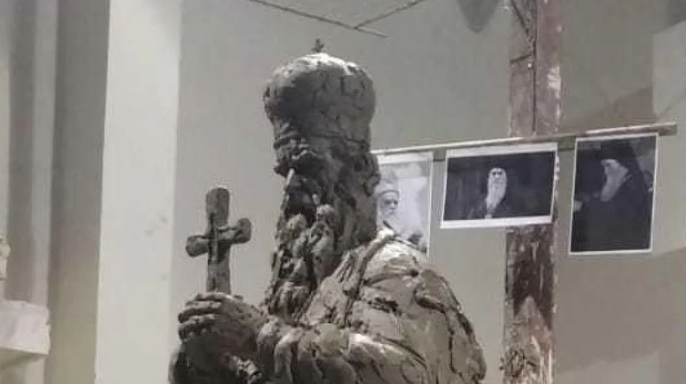 Skulptura mitropolita Amfilohija naredne godine ispred crkve u Velici