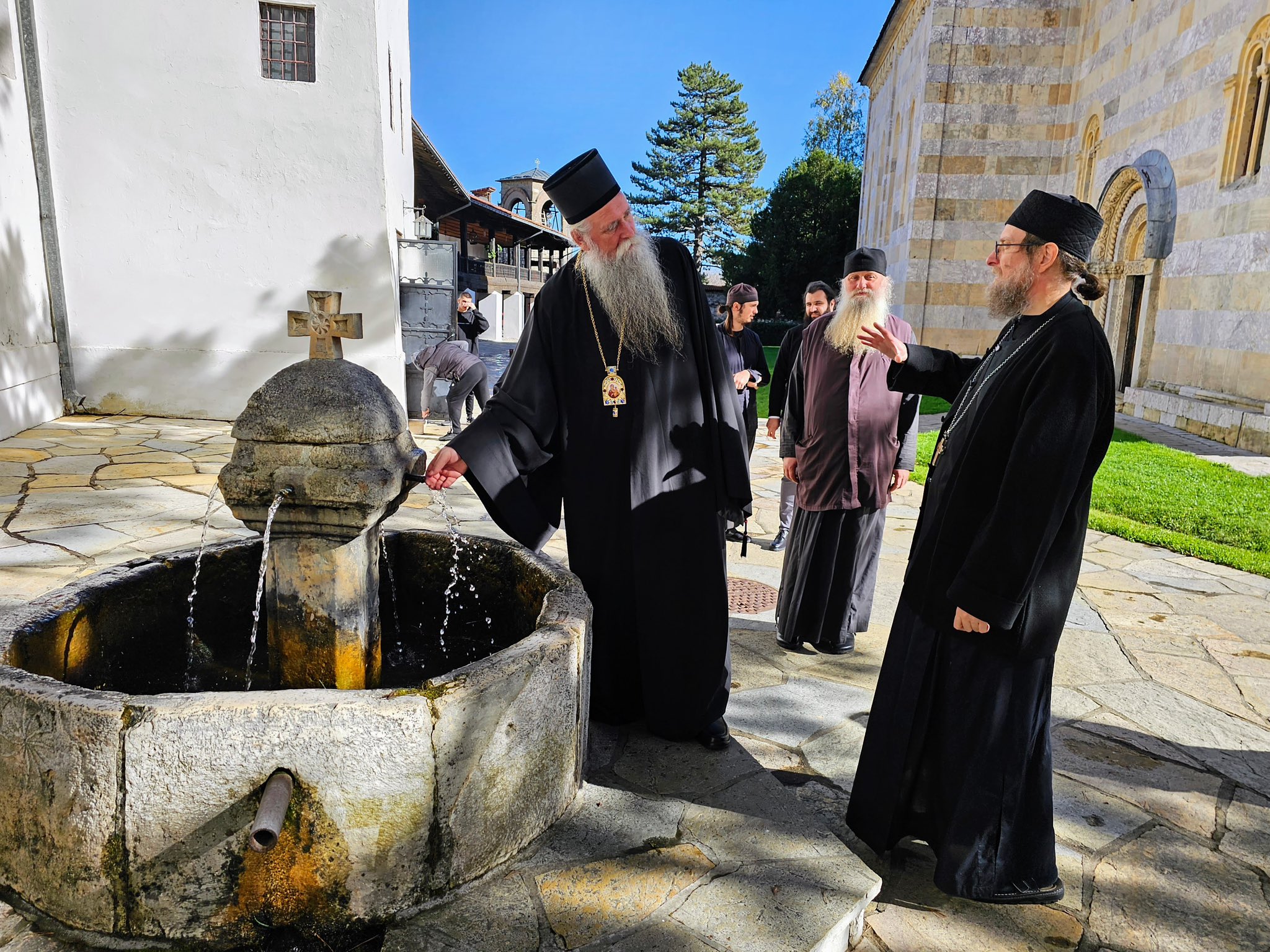 Mitropolit Joanikije posjetio Pećku Patrijaršiju i manastir Visoki Dečani