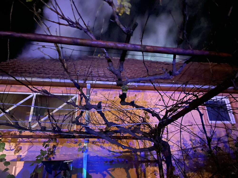 Sinoć došlo do požara na kući u Nikšiću, bez povrijeđenih
