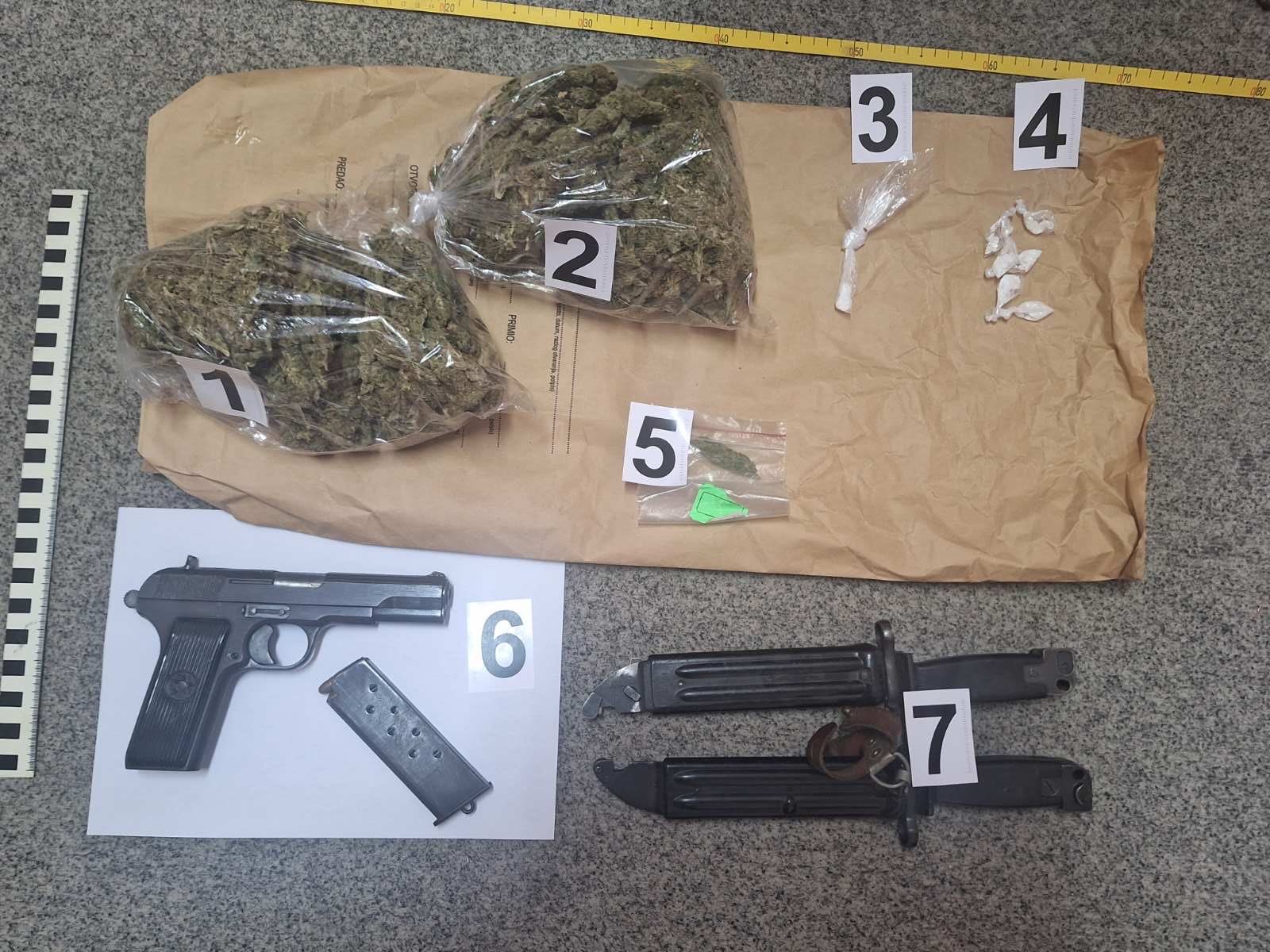 Tri osobe uhapšene u Kolašinu, pronađeni marihuana, kokain i pištolj