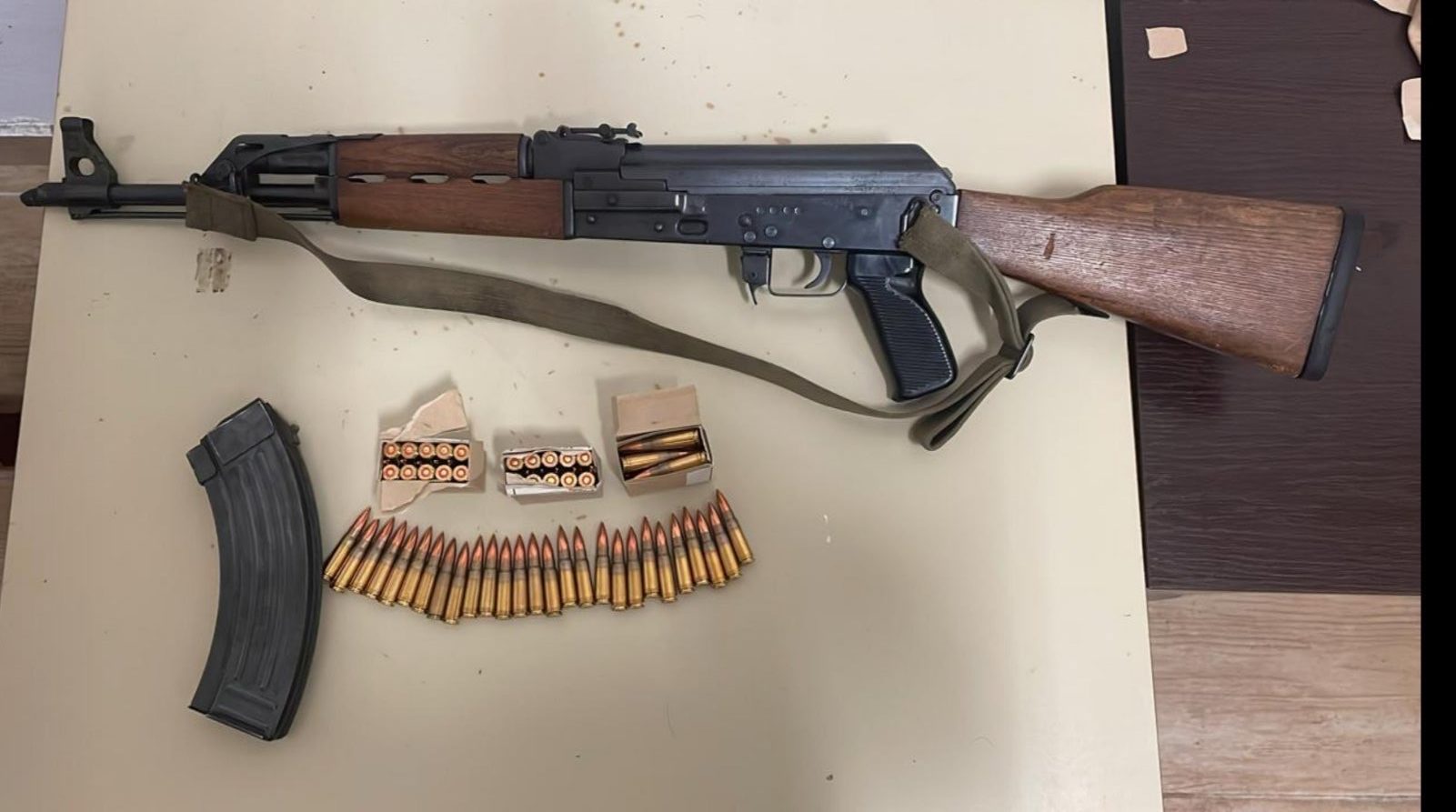 Uhapšen zbog nasilja u porodici, policija kod osumnjičenog naknadno pronašla i automatsku pušku