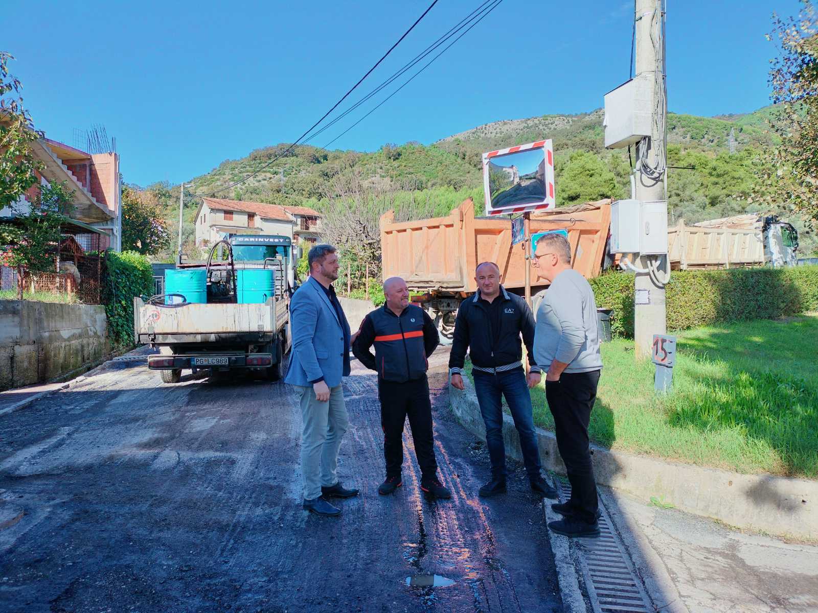 Tivat: Marković obišao radove na asfaltiranju ulice u Dumidranu