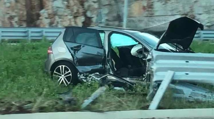 Automobil sletio s puta , povrijeđene dvije osobe