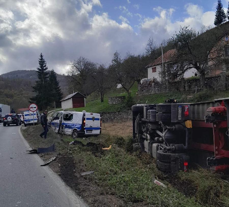 Težak sudar kamiona i policijskog vozila: Povrijeđeni transportovani u bjelopoljsku bolnicu