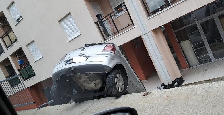 Zabjelo: Automobilom sletio u dvorište zgrade