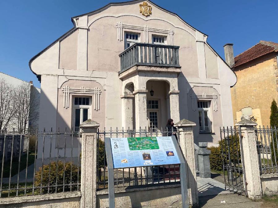 Turistička tabla ispred kuće Gavra Vukovića priča priču onima koji ne znaju previše o vojvodi i o njegovom velikom značaju za istoriju Crne Gore