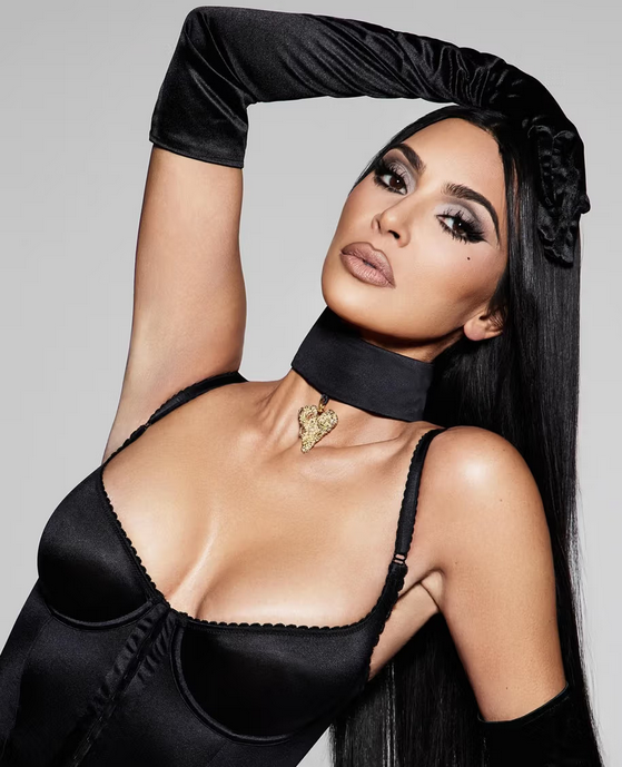 Kim Kardašian „gori“ u crnom (FOTO)