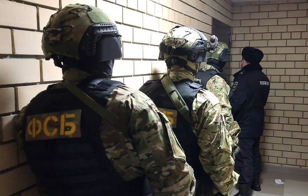 Russian Federal Security Service officers detain ISIS funders