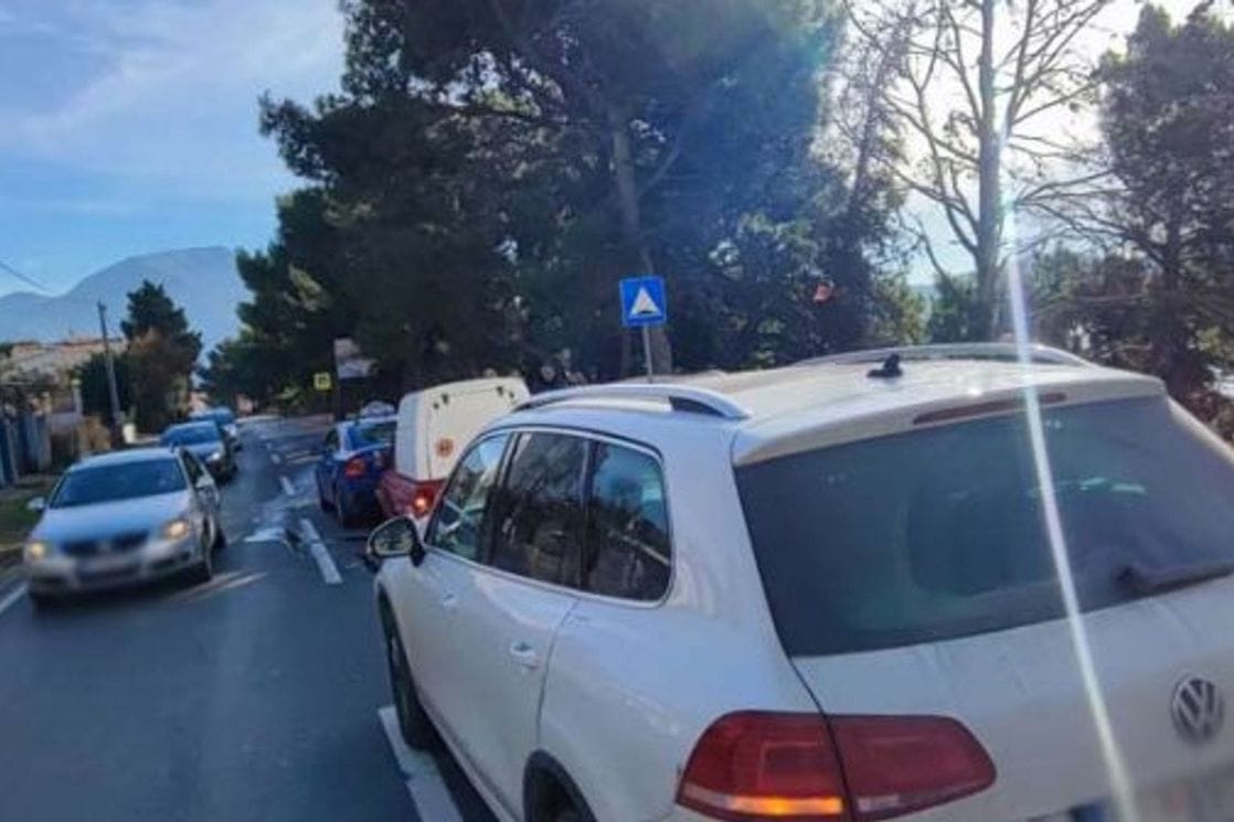 Bar: Tri vozila učestvovala u udesu