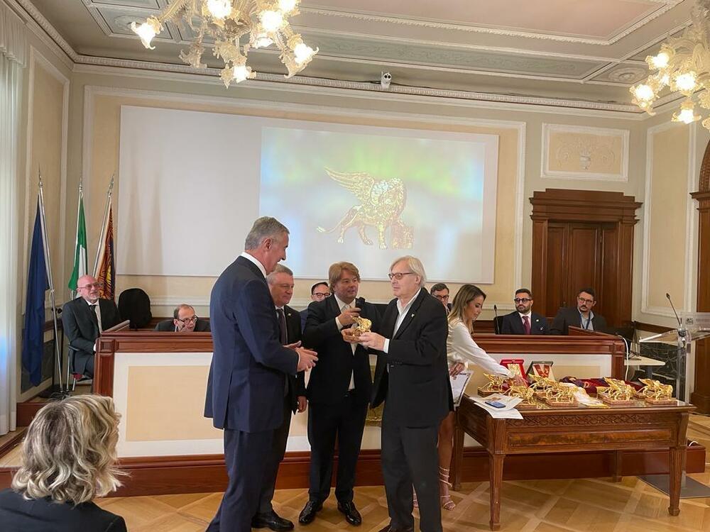 ZLATNI LAV ZA POLITIKU HIJENA