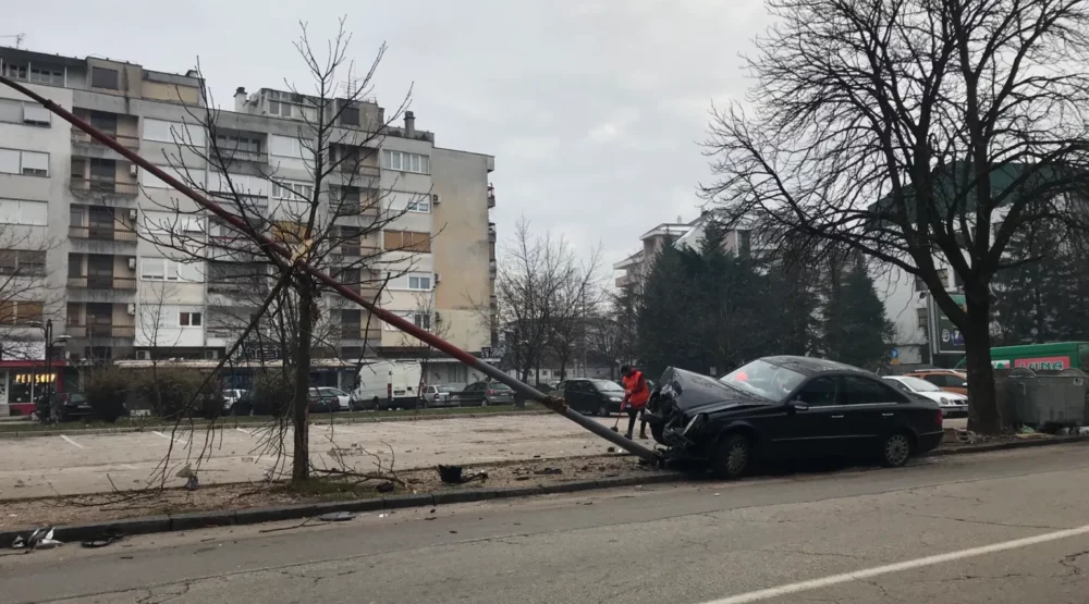 Saobraćajni incident u Nikšiću: Automobil srušio stub rasvjete