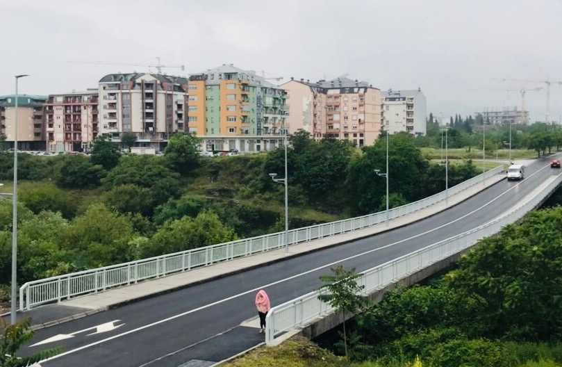 Nadomak Krivog mosta automobil sletio u Moraču