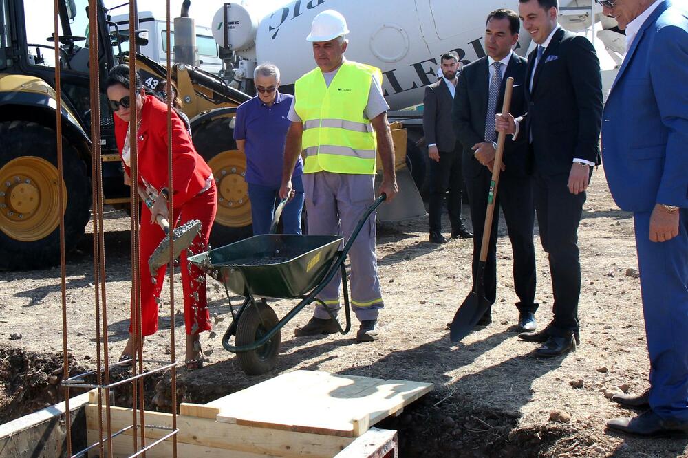 „PREDSJEDNICE, OBRATITE PAŽNJU NA OVO ZASTIĐE” ILI: „UDRI BANDU!“