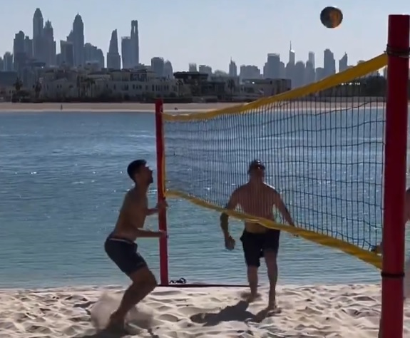 Đoković se zabavlja u Dubaiju, igra odbojku na pjesku (VIDEO)
