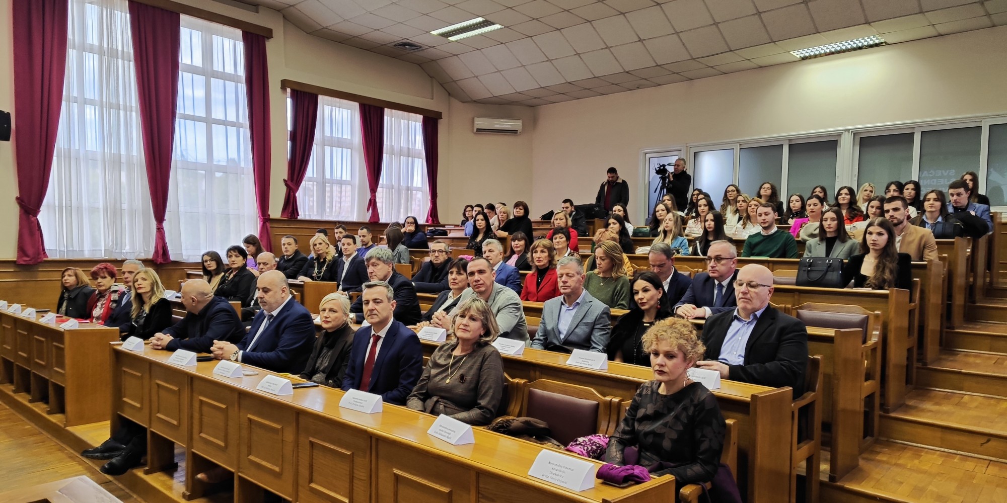Svečana sjednica Vijeća Medicinskog fakulteta: Uručene diplome svršenim studentima (FOTO)