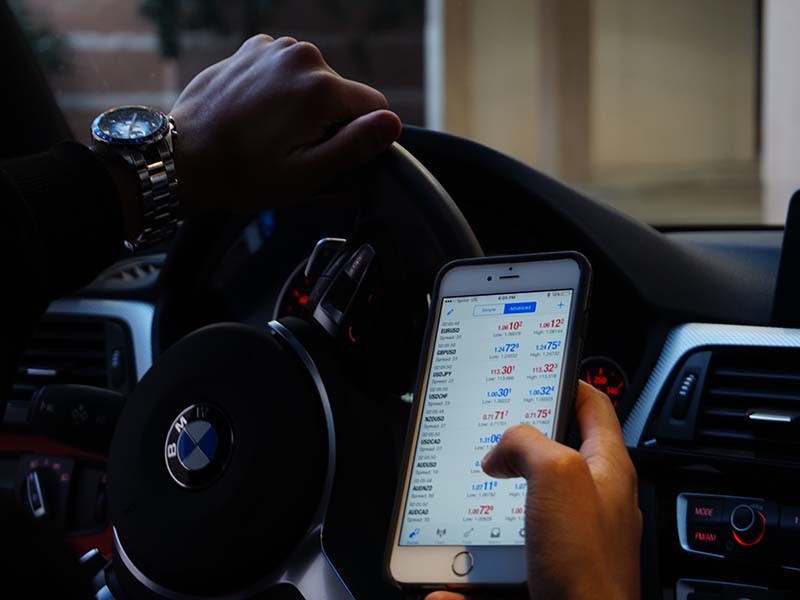 Alarmantno: Telefon u vožnji koristi četiri petine vozača