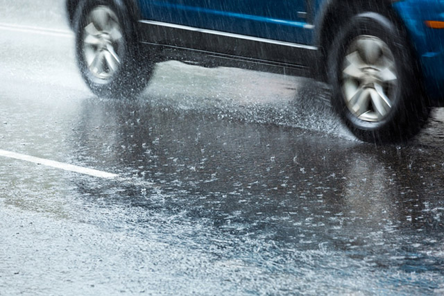 Auto moto savez: Oprezno vozite, mokri putevi uz smanjenu vidljivost