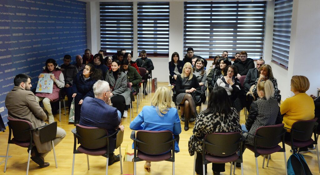 Gradski parlament ugostio učenike i profesore Centra „1.jun”