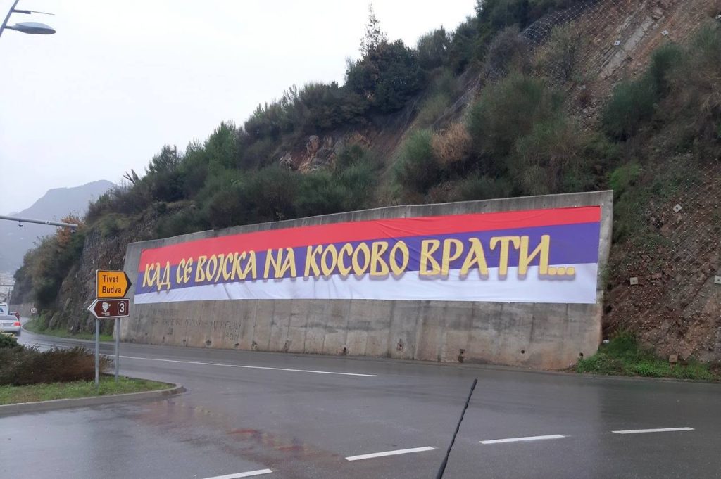 „Kad se vojska na Kosovo vrati“: Na ulazu u Budvu istaknuta trobojka sa transparentom podrške ugroženom srpskom narodu na Kosmetu