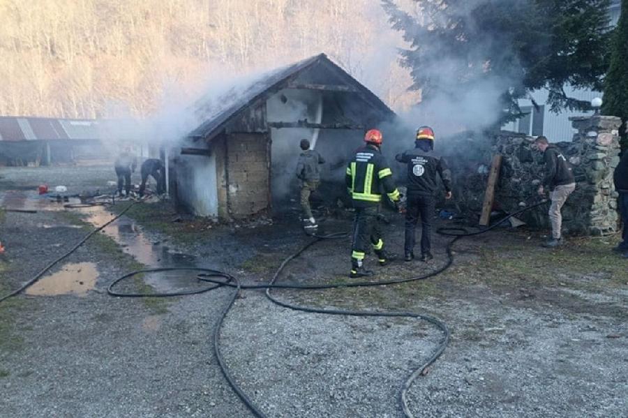 Požar u Mojkovcu: Zapalila se garaža, izgorjelo vozilo
