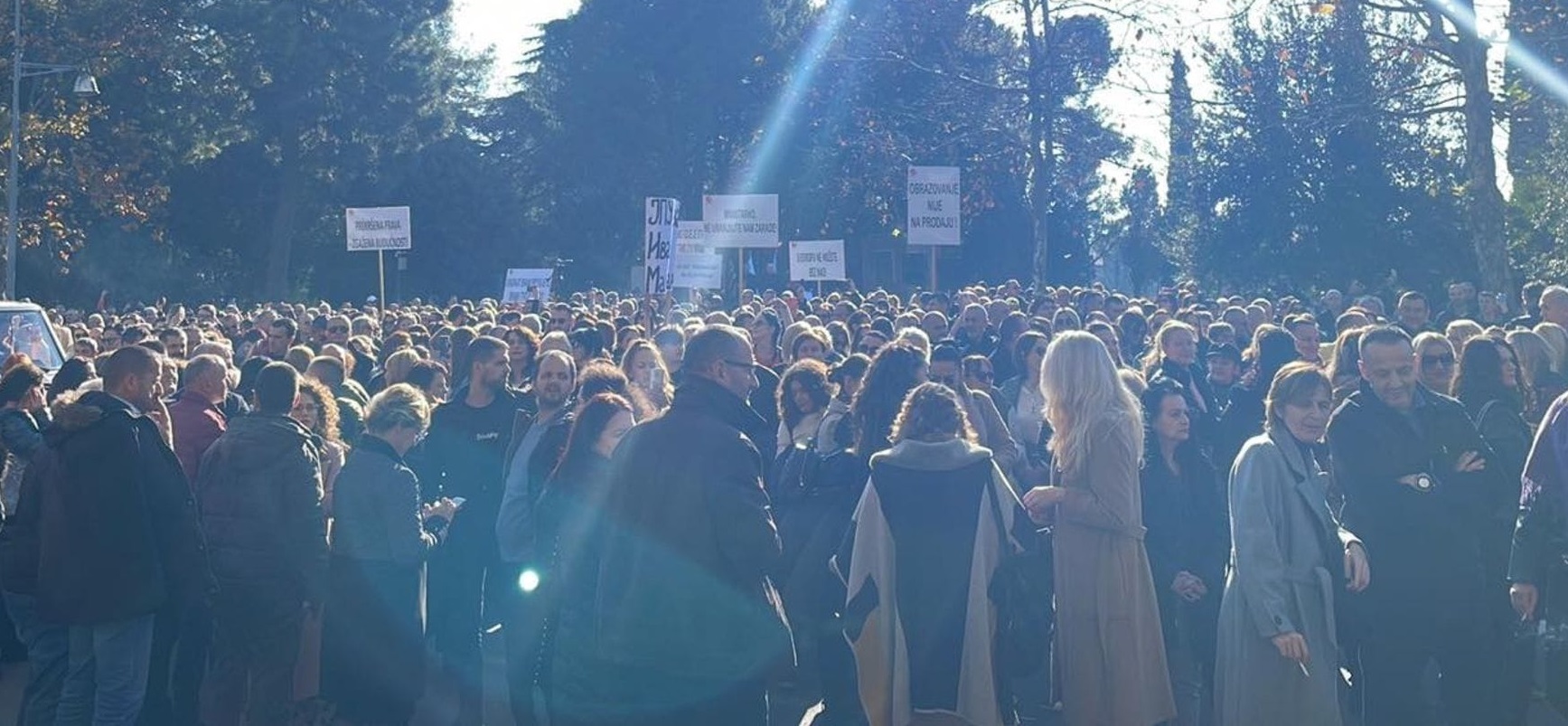 Protest prosvjetara ispred Skupštine, traže povećanje zarada: Krah obrazovanja je krah društva!