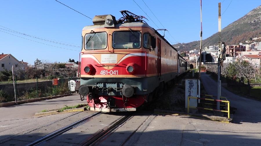 Rampa na pružnom prelazu u Baru ne radi već mjesec dana